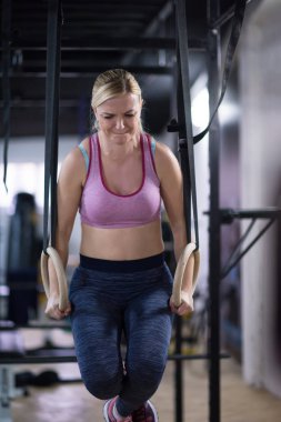 pull ups ile çapraz jimnastik jimnastik halkaları dışarı çalışan genç sporcu kadın