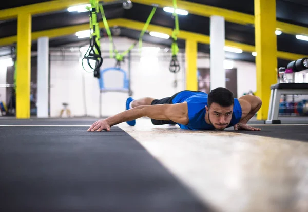 Jovem Homem Forte Fazendo Flexões Ginásio Cross Fitness — Fotografia de Stock