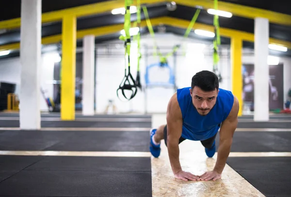 Erős Fiatalember Olvastad Kereszt Fitneszterem — Stock Fotó