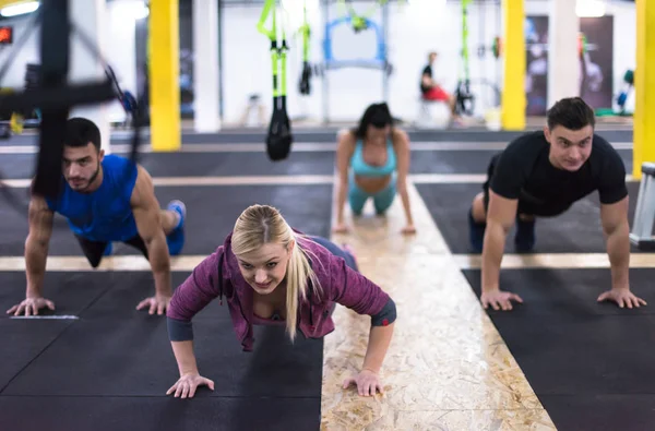 Grupp Unga Friska Människor Gör Armhävningar Cross Fitness Gym — Stockfoto