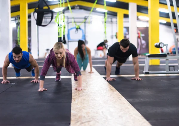 Grupp Unga Friska Människor Gör Armhävningar Cross Fitness Gym — Stockfoto