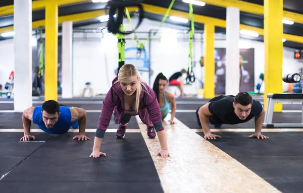 Ομάδα Νέων Υγιών Κάνει Pushups Στο Σταυρό Γυμναστήριο Γυμναστήριο — Φωτογραφία Αρχείου