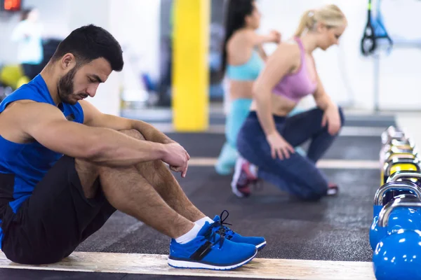 Grupa Młodych Zdrowych Sportowców Robi Pompki Kettlebells Siłowni Cross Fitness — Zdjęcie stockowe