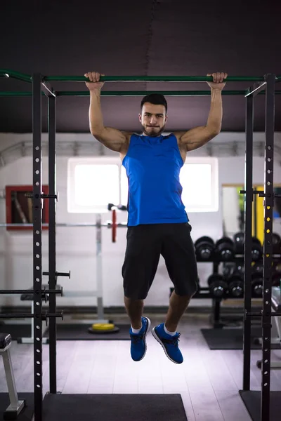 Joven Musculoso Haciendo Pull Ups Barra Horizontal Como Parte Cross — Foto de Stock