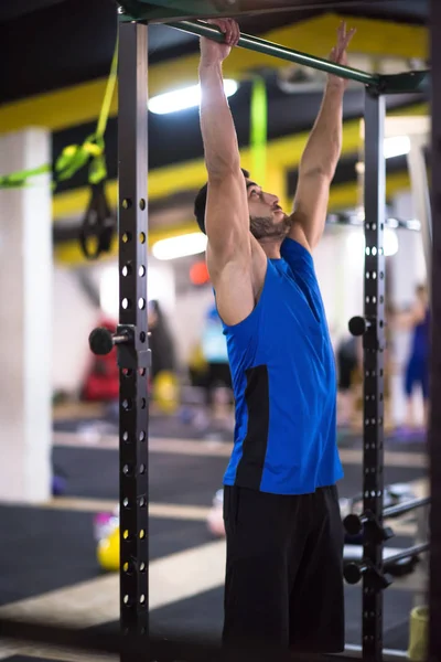 Ung Muskulös Man Gör Pull Ups Det Horisontella Fältet Som — Stockfoto