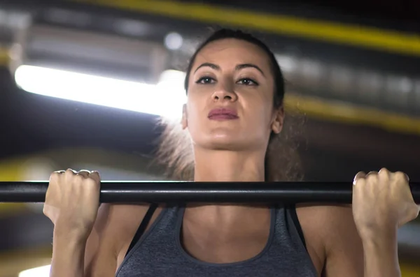 Ung Muskulös Kvinna Gör Pull Ups Den Horisontella Stången Som — Stockfoto