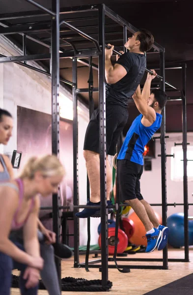 Grupo Jovens Atletas Musculares Fazendo Pull Ups Barra Horizontal Como — Fotografia de Stock