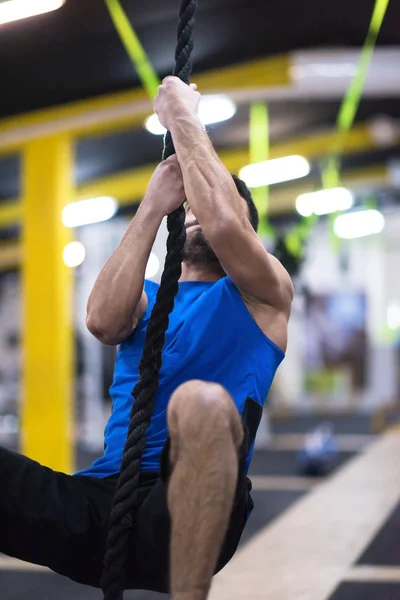 Jeune Homme Musclé Faisant Escalade Corde Dans Salle Fitness Cross — Photo