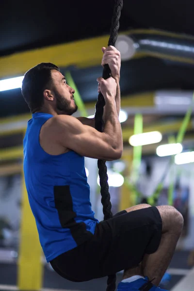 Gespierde Jongeman Doen Touwklimmen Grensoverschrijdende Fitness Gym — Stockfoto