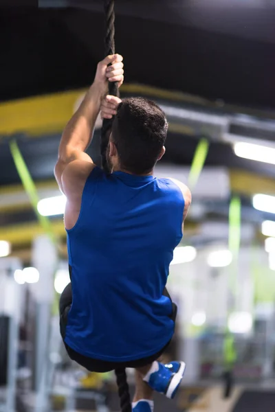 Jovem Homem Muscular Fazendo Escalada Corda Ginásio Cross Fitness — Fotografia de Stock