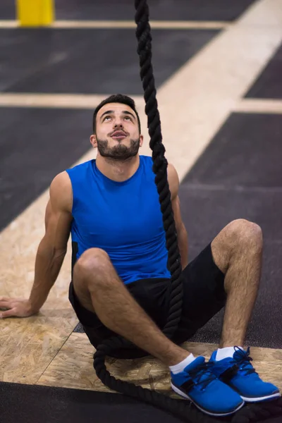 Jovem Homem Muscular Sentado Relaxante Antes Corda Escalada Ginásio Cross — Fotografia de Stock