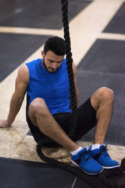 Junger Muskulöser Mann Sitzt Entspannt Vor Dem Seilklettern Crossfitness Turnhalle — Stockfoto