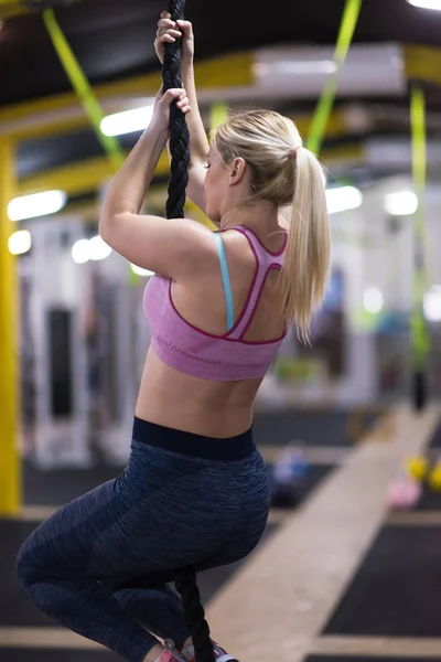 Kaslı Kadın Fitness Spor Tırmanma Halat Yapıyor — Stok fotoğraf
