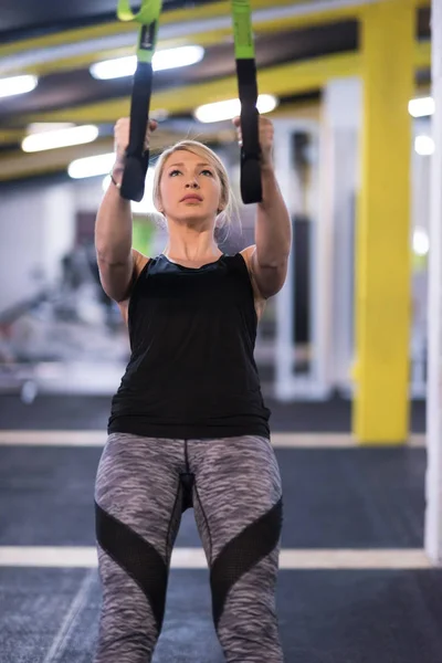 Ung Idrottare Kvinna Som Arbetar Pull Ups Med Gymnastringar Gymmet — Stockfoto