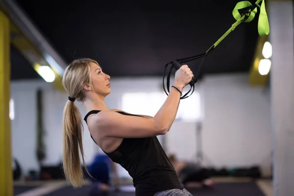 Ung Idrottare Kvinna Som Arbetar Pull Ups Med Gymnastringar Gymmet — Stockfoto