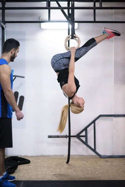 Genç Atletik Kadın Spor Salonunda Jimnastik Yüzükleri Üzerinde Kişisel Antrenörle — Stok fotoğraf