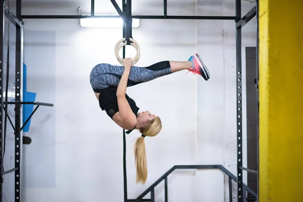 Çapraz Jimnastik Jimnastik Halkaları Üzerinde Çalışan Genç Atletik Kadın — Stok fotoğraf