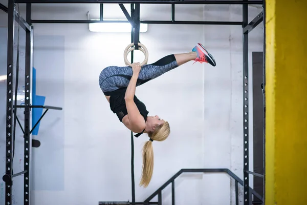 体操リング クロス フィットネス ジムでのワークアウト運動女性 — ストック写真
