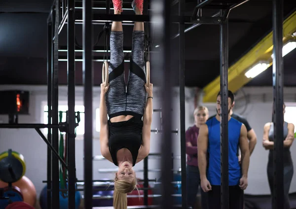 Mladá Atletická Žena Cvičí Osobním Trenérem Gymnastických Kroužků Cross Fitness — Stock fotografie