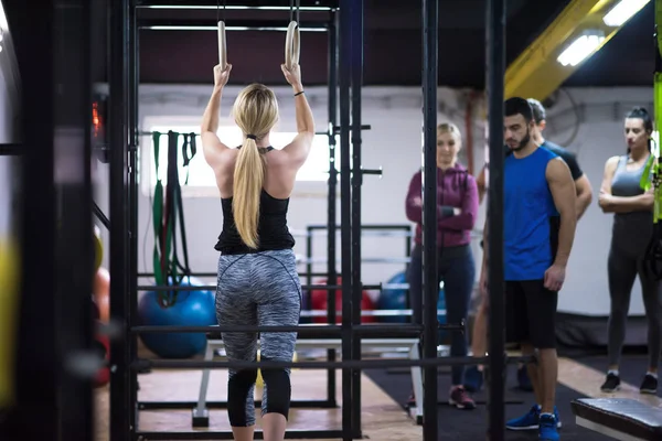 Genç Atletik Kadın Spor Salonunda Jimnastik Yüzükleri Üzerinde Kişisel Antrenörle — Stok fotoğraf