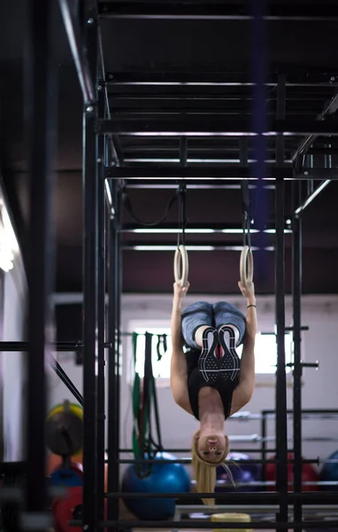 Молодая Спортсменка Тренируется Гимнастических Кольцах Тренажерном Зале — стоковое фото