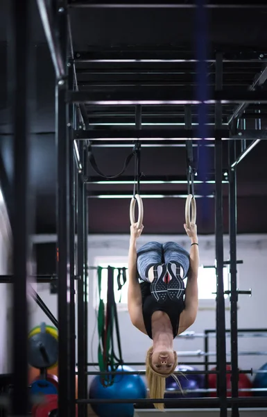 Jeune Femme Athlétique Travaillant Sur Des Anneaux Gymnastique Gymnase Remise — Photo