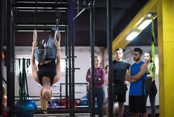 Jovem Atlético Mulher Exercitando Com Personal Trainer Anéis Ginástica Ginásio — Fotografia de Stock