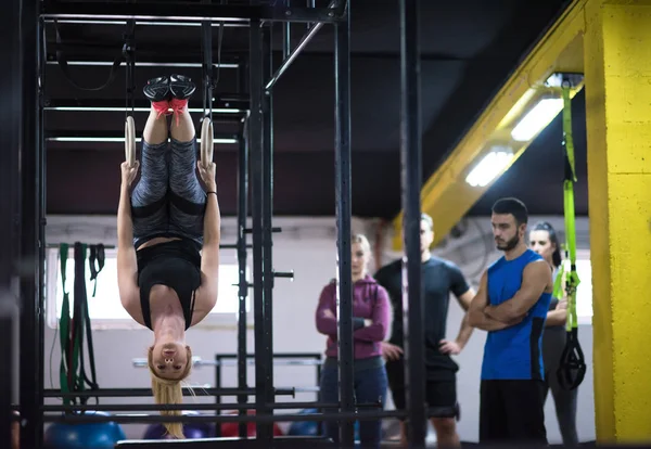 Mujer Atlética Joven Haciendo Ejercicio Con Entrenador Personal Anillos Gimnasia — Foto de Stock