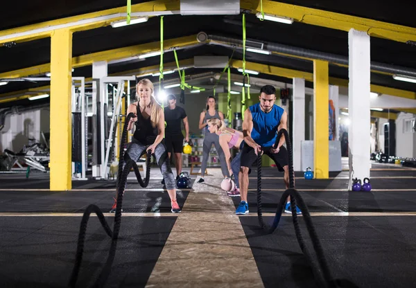 Joven Forma Pareja Deportes Entrenamiento Gimnasio Entrenamiento Funcional Haciendo Cuerdas — Foto de Stock