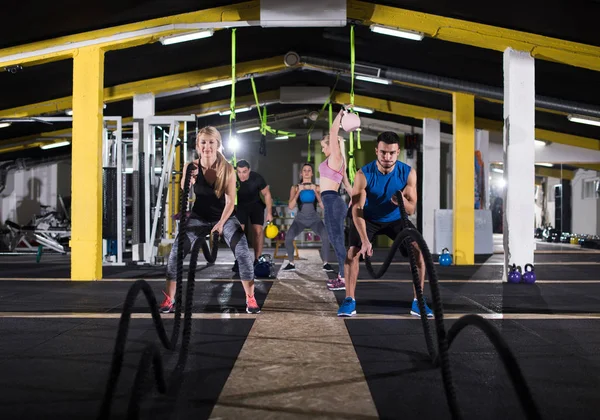 Joven Forma Pareja Deportes Entrenamiento Gimnasio Entrenamiento Funcional Haciendo Cuerdas —  Fotos de Stock