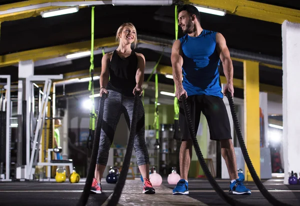 Joven Forma Pareja Deportes Entrenamiento Gimnasio Entrenamiento Funcional Haciendo Cuerdas — Foto de Stock