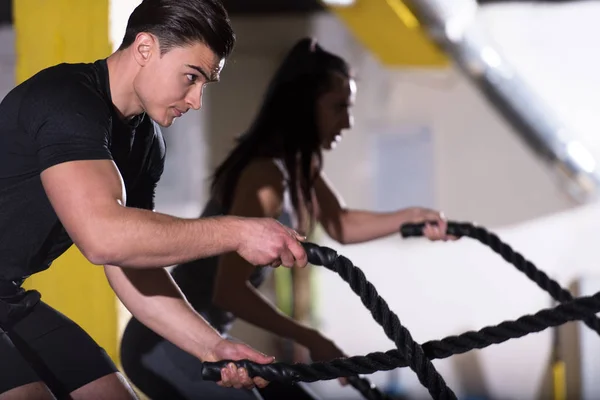 Junges Fittes Sportpaar Das Funktionellem Fitnessstudio Trainiert Und Kampfseile Kreuzt — Stockfoto