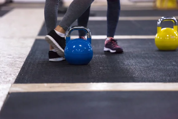 Grupo Jovens Atletas Saudáveis Fazendo Exercícios Com Kettlebells Estúdio Cross — Fotografia de Stock