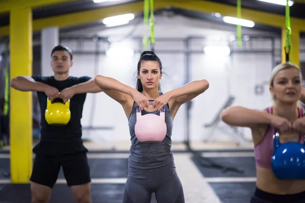 Skupina Zdravých Mladých Sportovců Dělá Cvičení Kettlebells Cross Fitness Studio — Stock fotografie