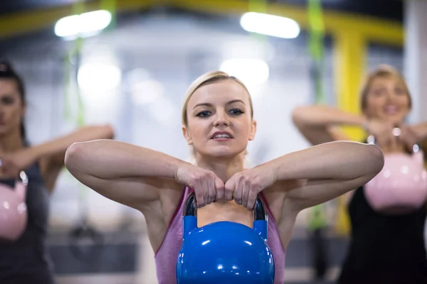 Grupo Jovens Atletas Saudáveis Fazendo Exercícios Com Kettlebells Estúdio Cross — Fotografia de Stock