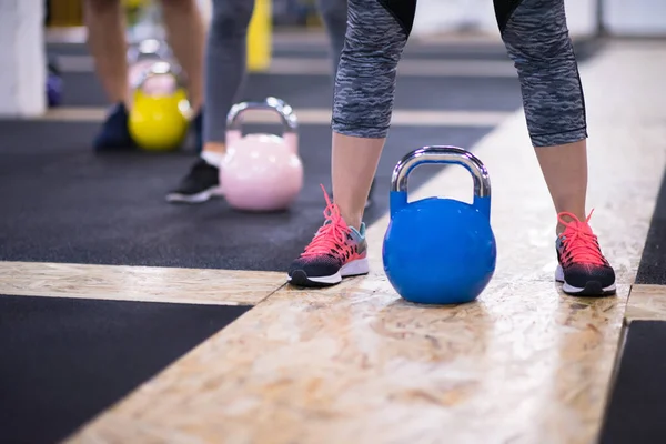 Grupo Jovens Atletas Saudáveis Fazendo Exercícios Com Kettlebells Estúdio Cross — Fotografia de Stock