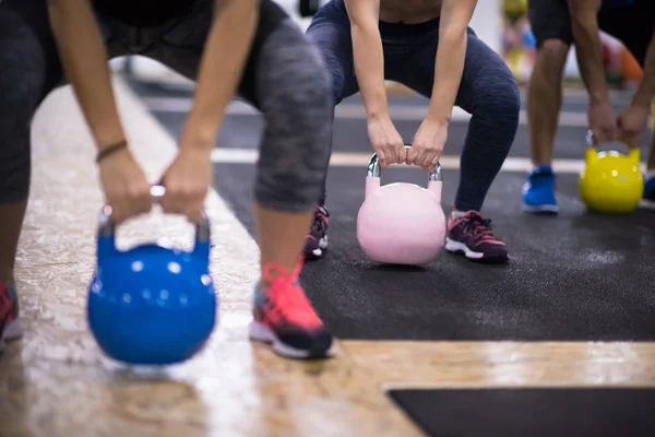 Groep Gezonde Jonge Atleten Doen Oefeningen Met Kettlebells Cross Fitness — Stockfoto