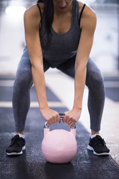 Jonge Vrouw Atleet Oefening Met Fitness Kettlebell Cross Fitness Gym — Stockfoto
