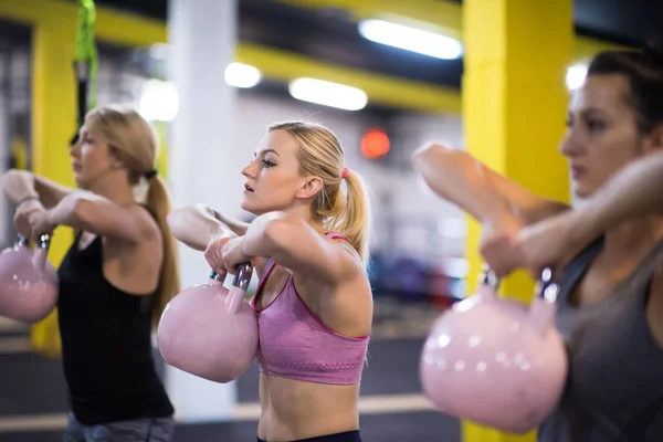 Skupina Zdravých Mladých Sportovců Dělá Cvičení Kettlebells Cross Fitness Studio — Stock fotografie