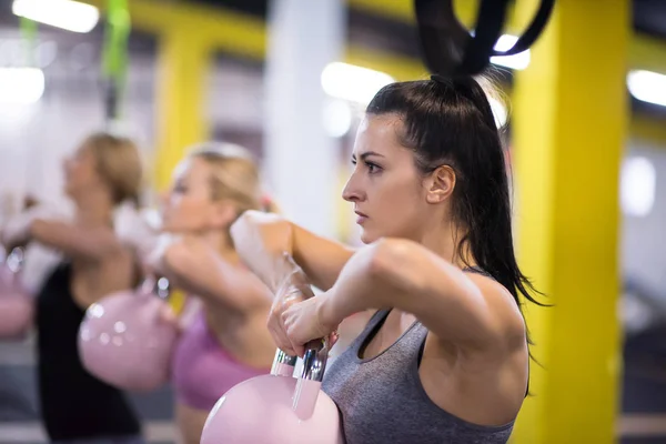 Kelompok Atlet Muda Yang Sehat Melakukan Latihan Dengan Kettlebells Studio — Stok Foto