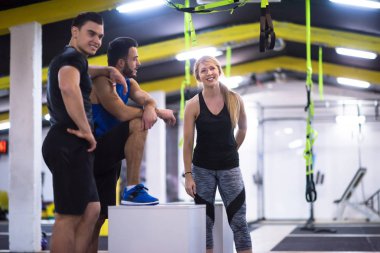 gençlerin grup atlamayı eğitim sağlıklı spor fitness spor çapraz kutusuna uygun