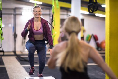 gençlerin grup atlamayı eğitim sağlıklı spor fitness spor çapraz kutusuna uygun