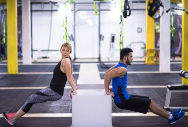 Genç çift sporcular çalışma kollarını kutuları, kullanma dışarı jimnastik çapraz