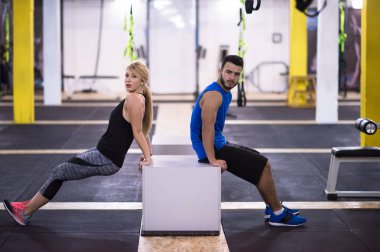 Genç çift sporcular çalışma kollarını kutuları, kullanma dışarı jimnastik çapraz