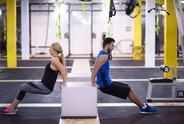 Genç çift sporcular çalışma kollarını kutuları, kullanma dışarı jimnastik çapraz