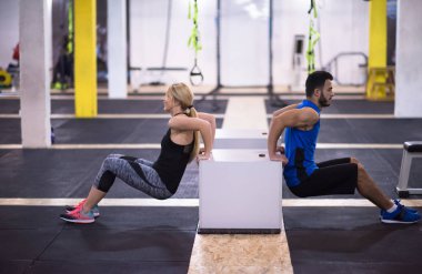 Genç çift sporcular çalışma kollarını kutuları, kullanma dışarı jimnastik çapraz