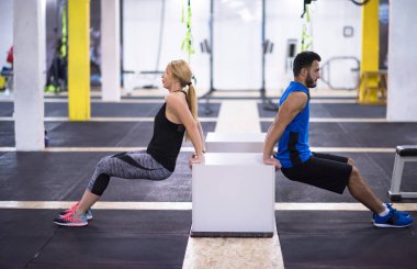 Genç çift sporcular çalışma kollarını kutuları, kullanma dışarı jimnastik çapraz