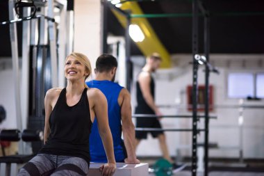 Genç çift sporcular çalışma kollarını kutuları, kullanma dışarı jimnastik çapraz