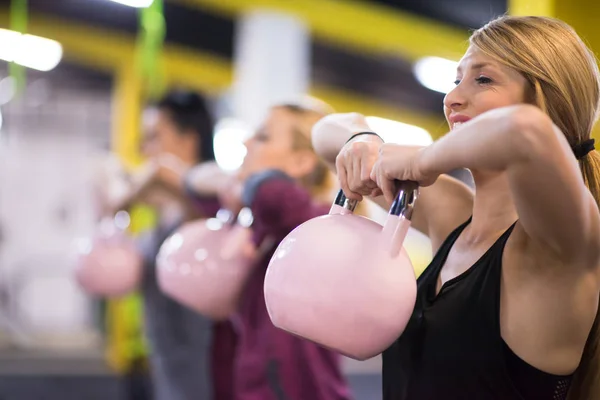 Grupp Friska Unga Idrottare Gör Övningar Med Kettlebells Cross Fitness — Stockfoto