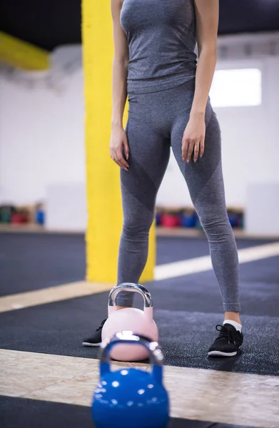 Jonge Vrouw Atleet Oefening Met Fitness Kettlebell Cross Fitness Gym — Stockfoto